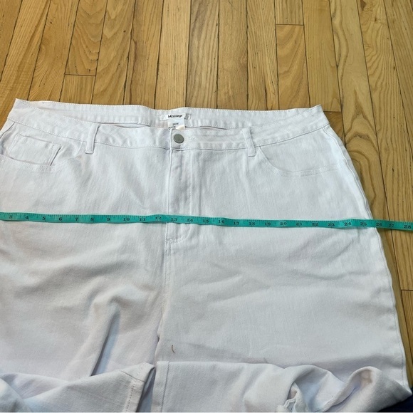 Massey Women's‎ White Jean Capris Rhinestone detail Plus sz 26W - Picture 9 of 10